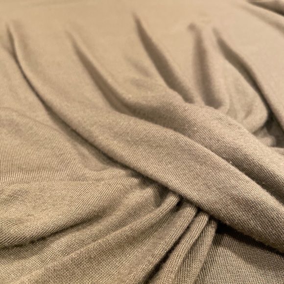 Cute comfy top never worn - Picture 2 of 2